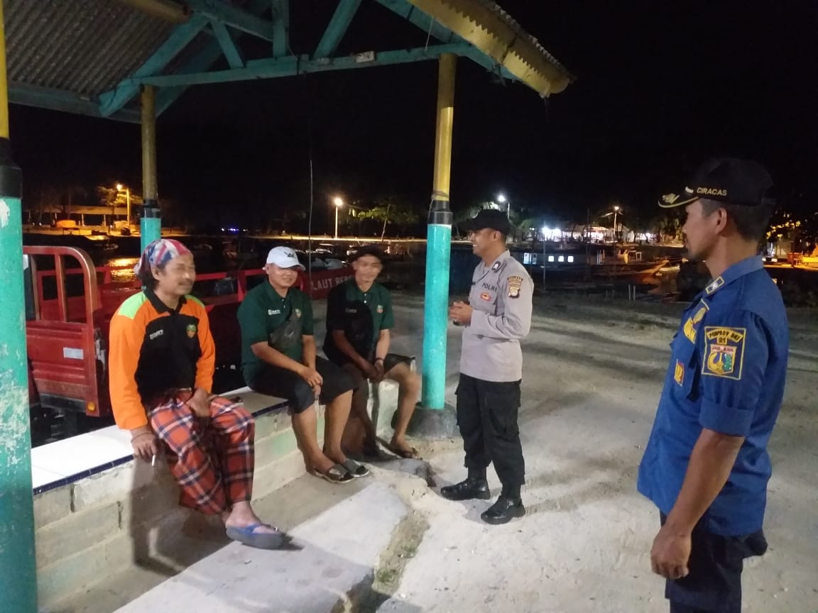 Polsek Kepulauan Seribu Selatan Giat Patroli Dialogis Malam dan Sambang Imbau Keselamatan Wisatawan serta Sukseskan Pemilu 2024