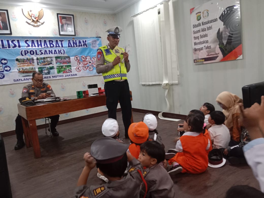 Polisi Sahabat Anak, Satlantas Jakarta Barat Beri Pengenalan Sosok Polisi Humanis Sejak Dini