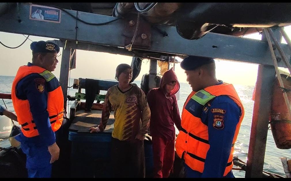 Team Patroli Satpolair Polres Kepulauan Seribu Bersama Kapal Patroli KP. VII – 40 – 203 Patroli Laut Dialogis di Perairan Pulau Lancang