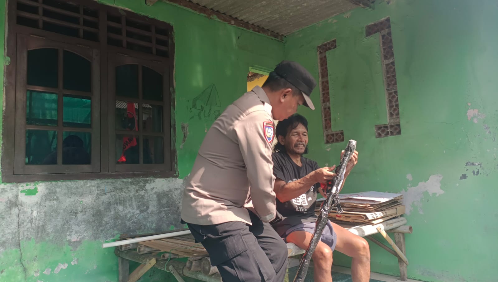 Bhabinkamtibmas Pulau Untung Jawa Polres Kepulauan Seribu Berikan Dukungan kepada Warga Sakit