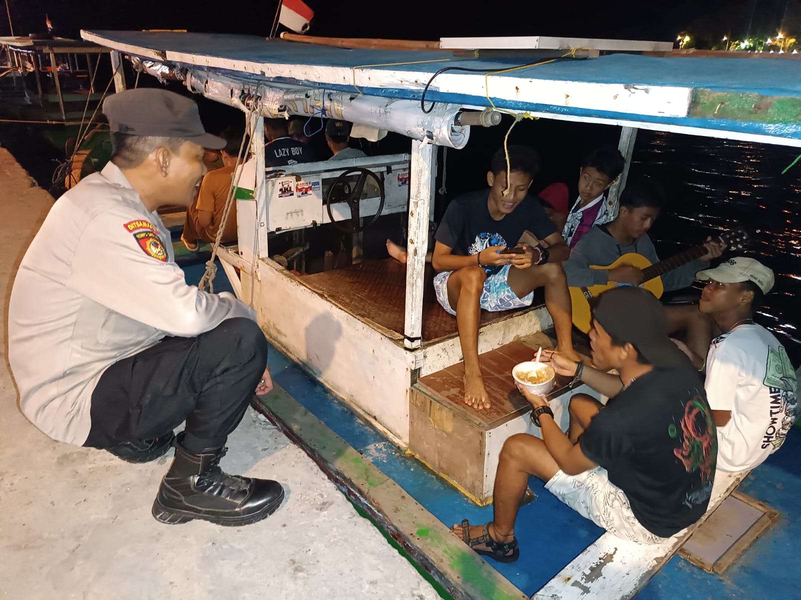 Patroli Malam Dialogis: Polisi Sahabat Anak Berikan Imbauan Anti Tawuran dan Radikalisme di Pulau Panggang