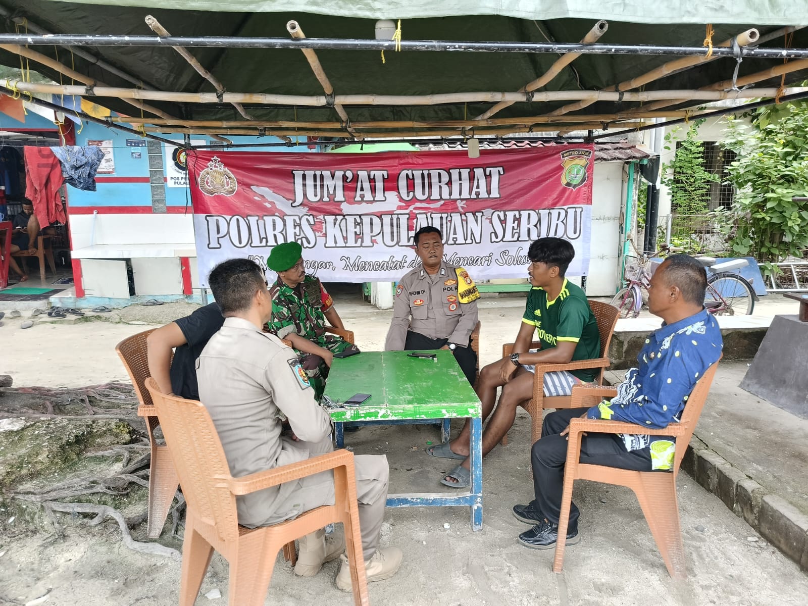 Bhabinkamtibmas Pulau Pari dan Babinsa Gelar Jumat Curhat, Sinergi TNI/Polri Perkuat Situasi Kamtibmas