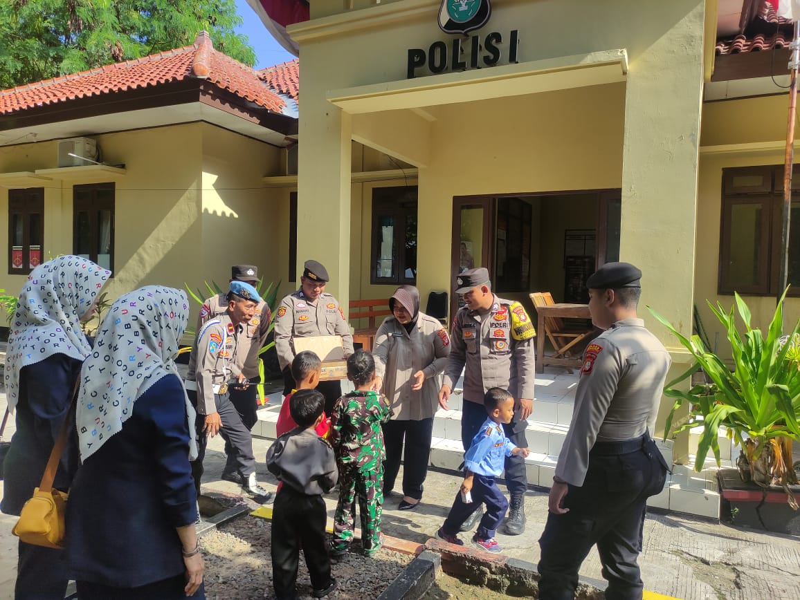 Polsek Kepulauan Seribu Selatan Kenalkan Dunia Polisi pada Anak-anak Pulau Tidung