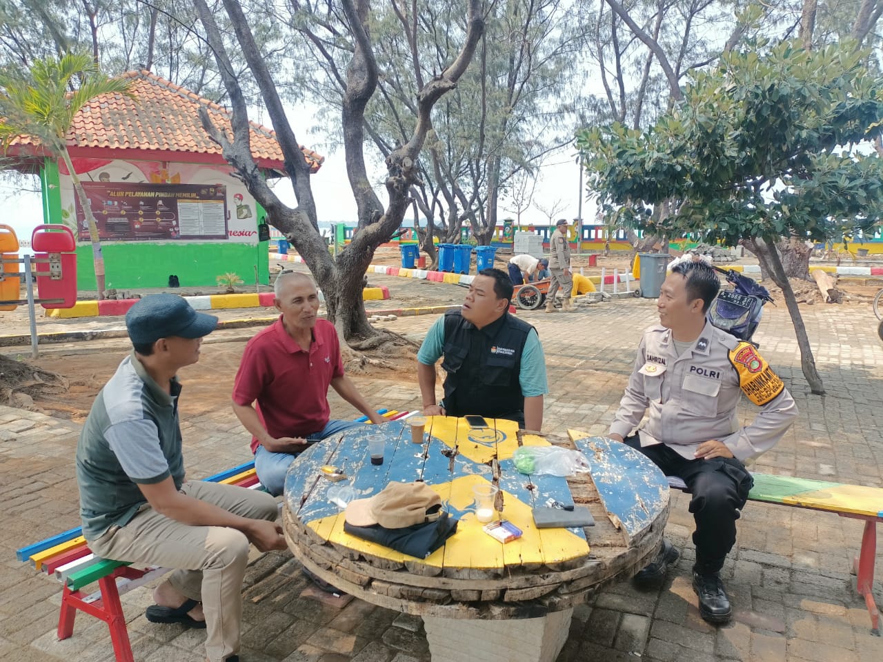 Bhabinkamtibmas Pulau Kelapa Ajak Warga Jaga Kedamaian Pasca Pemilu 2024