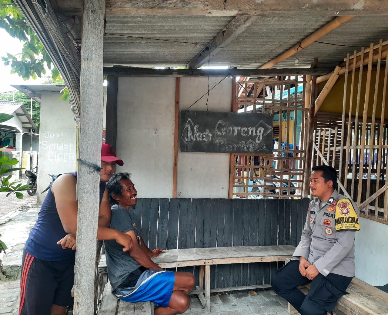 Briptu Andika Fajar Ajak Warga Pulau Tidung Jaga Persatuan Pasca-Pemilu 2024 dalam Kegiatan Cooling System