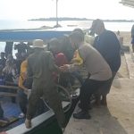 Bhabinkamtibmas Pulau Untung Jawa Bersama Satpol PP dan Warga, Bantu Pengunjung Difabel Menyeberang ke Tanjung Pasir Tangerang