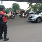 Personel Samapta Polres Metro Jakarta Barat Berikan Pelayanan Pengaturan Arus Lalu Lintas saat Jam Berangkat Kerja