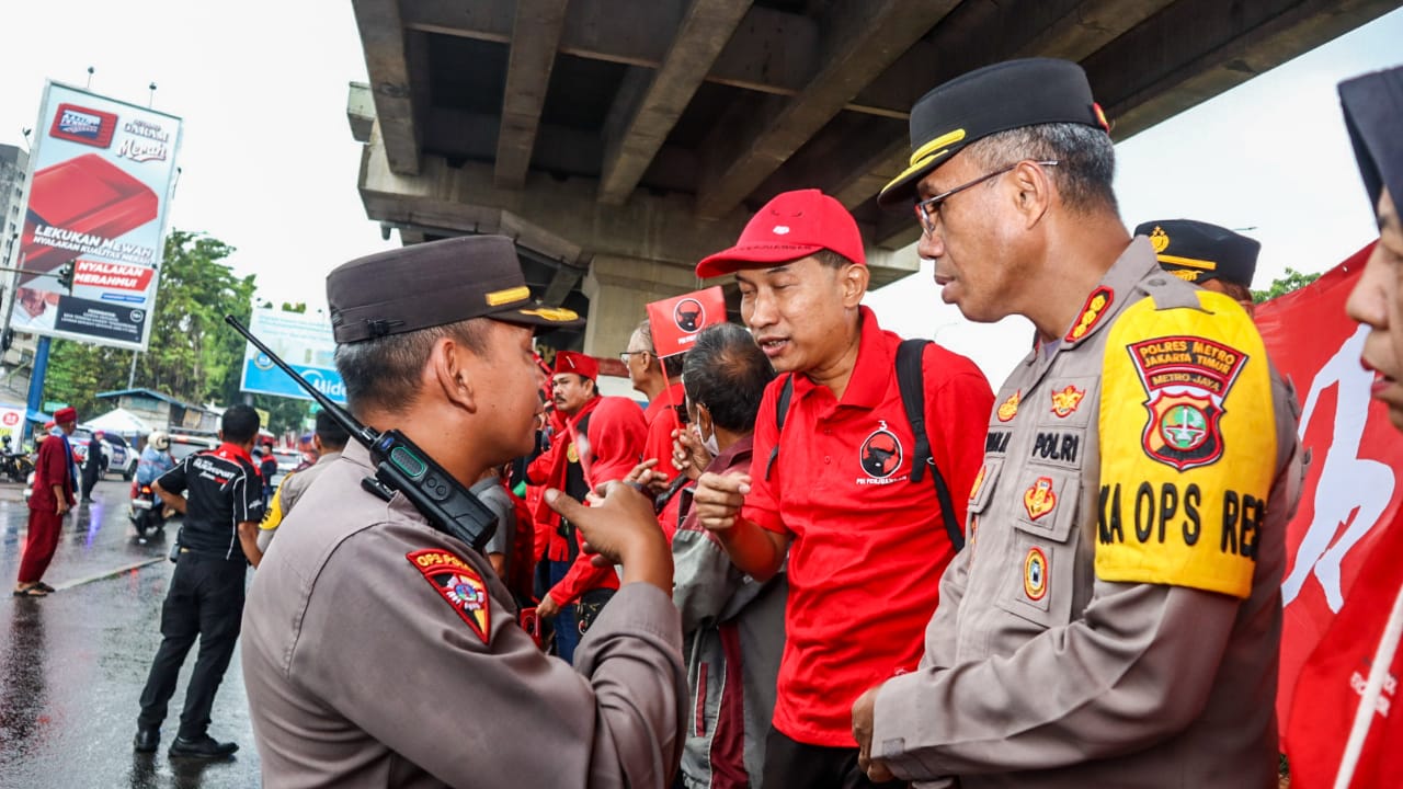 Polisi Amankan Jalur Lari Marathon Api Mrapen DPP PDIP di Wilayah Jakarta Timur