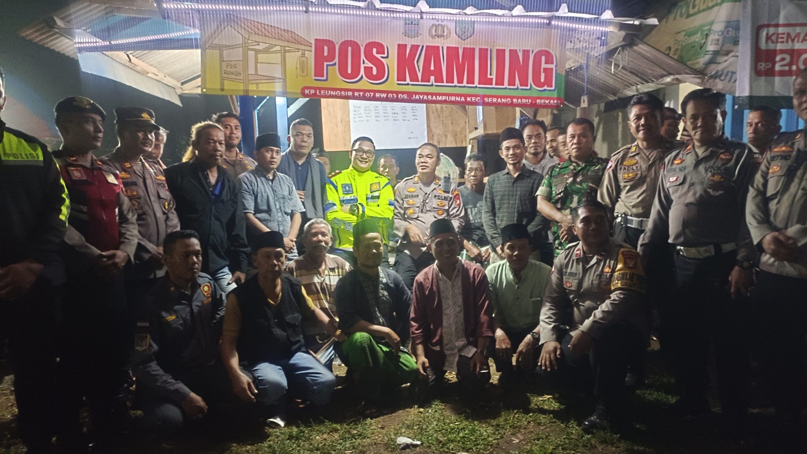 Kasat Lantas Polrestro Bekasi Kunjungi Pos Siskamling dan Dialog dengan Warga