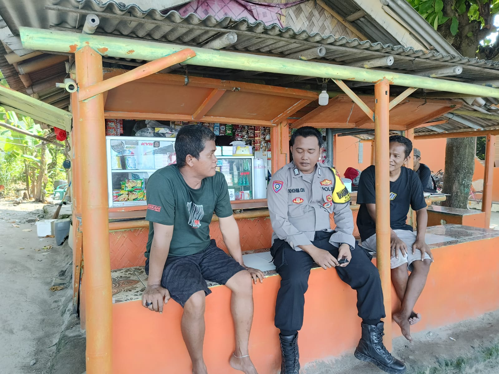 Bripka Khohim Chovivi Laksanakan Sambang ke Tokoh Masyarakat Pulau Pari untuk Cooling System Pasca Pemilu 2024