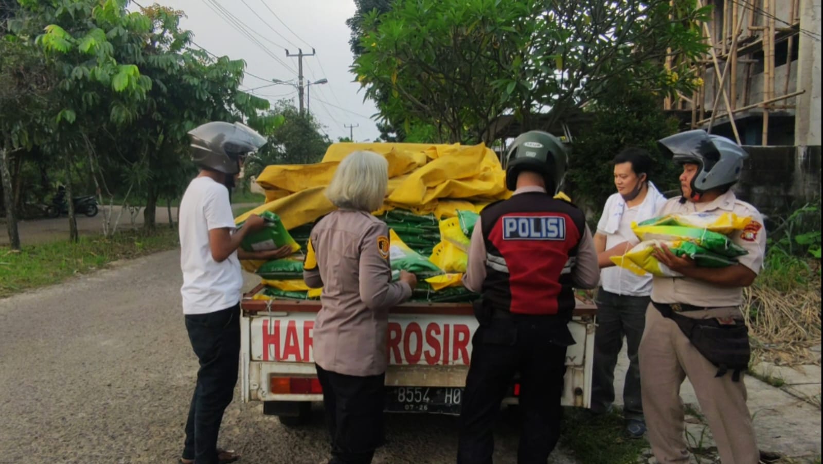 Polsek Tajurhalang Berikan Bantuan 50 Paket Sembako kepada Masyarakat