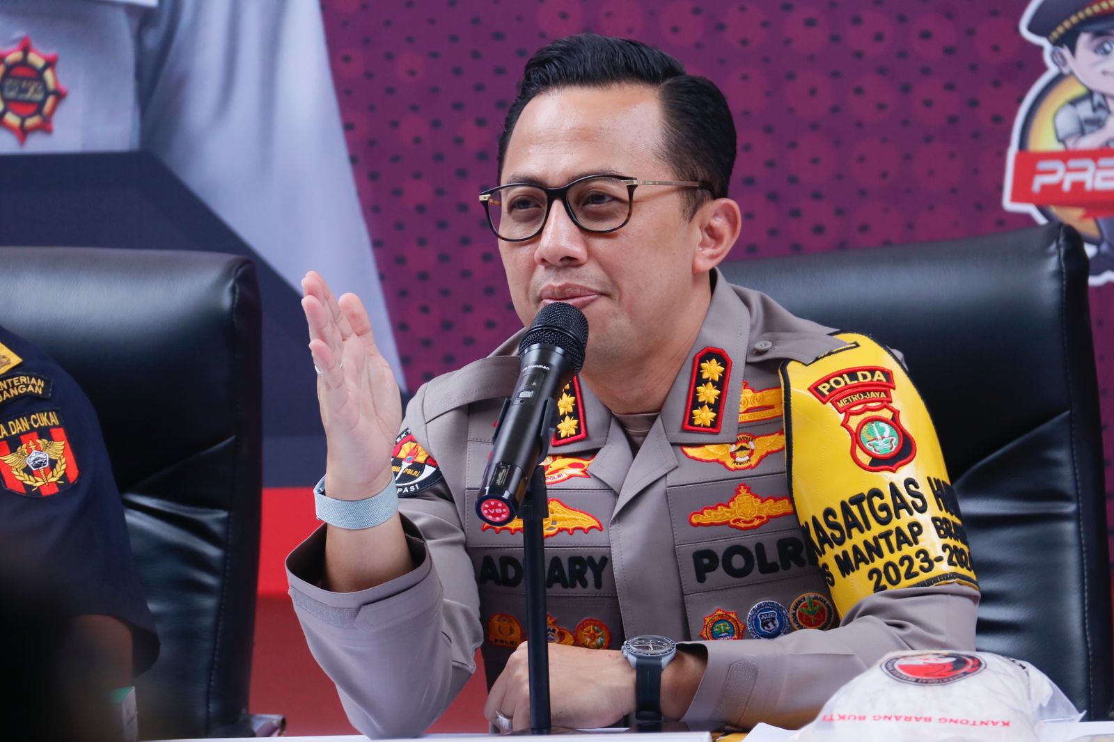 Polda Metro Jaya Tetapkan 5 Orang Tersangka dalam Kasus Pelat Nomor Palsu Khusus DPR