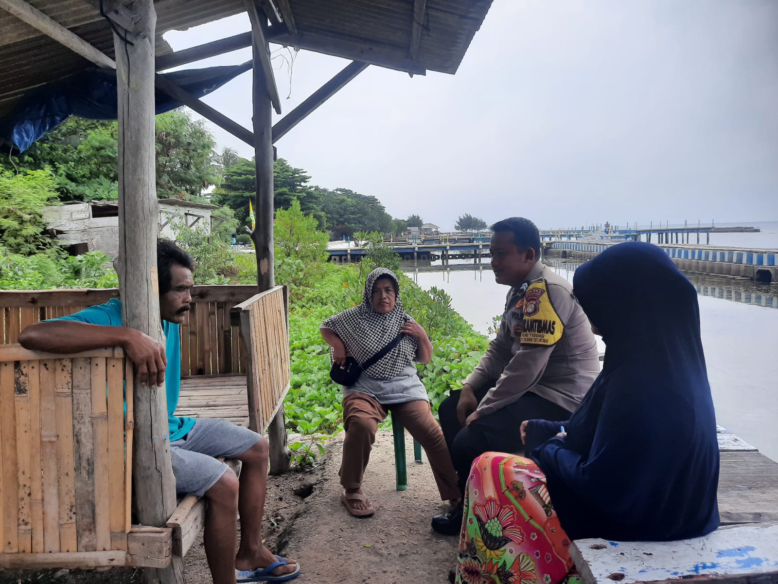 Bhabinkamtibmas Pulau Tidung Sambangi Warga untuk Cooling System Pasca Pemilu 2024