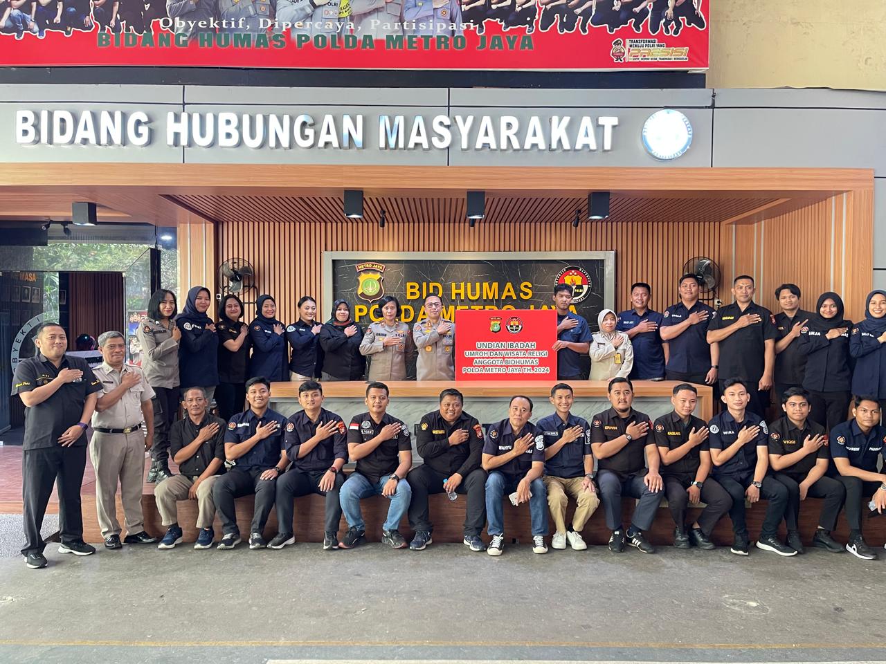 Sambut HUT Bhayangkara ke-78, Kabid Humas Bagikan Hadiah Umroh Dan Wisata Religi Untuk Anggota