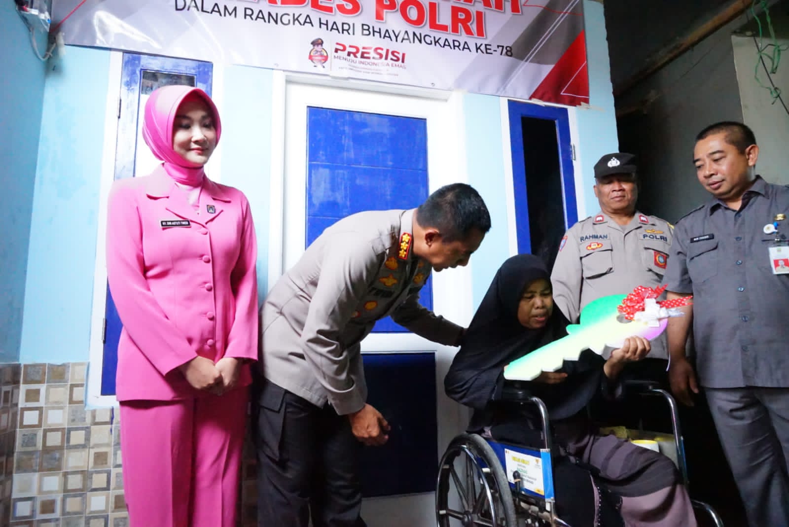 Sambut HUT Bhayangkara Ke-78, Polres Metro Bekasi Bedah Rumah Warga