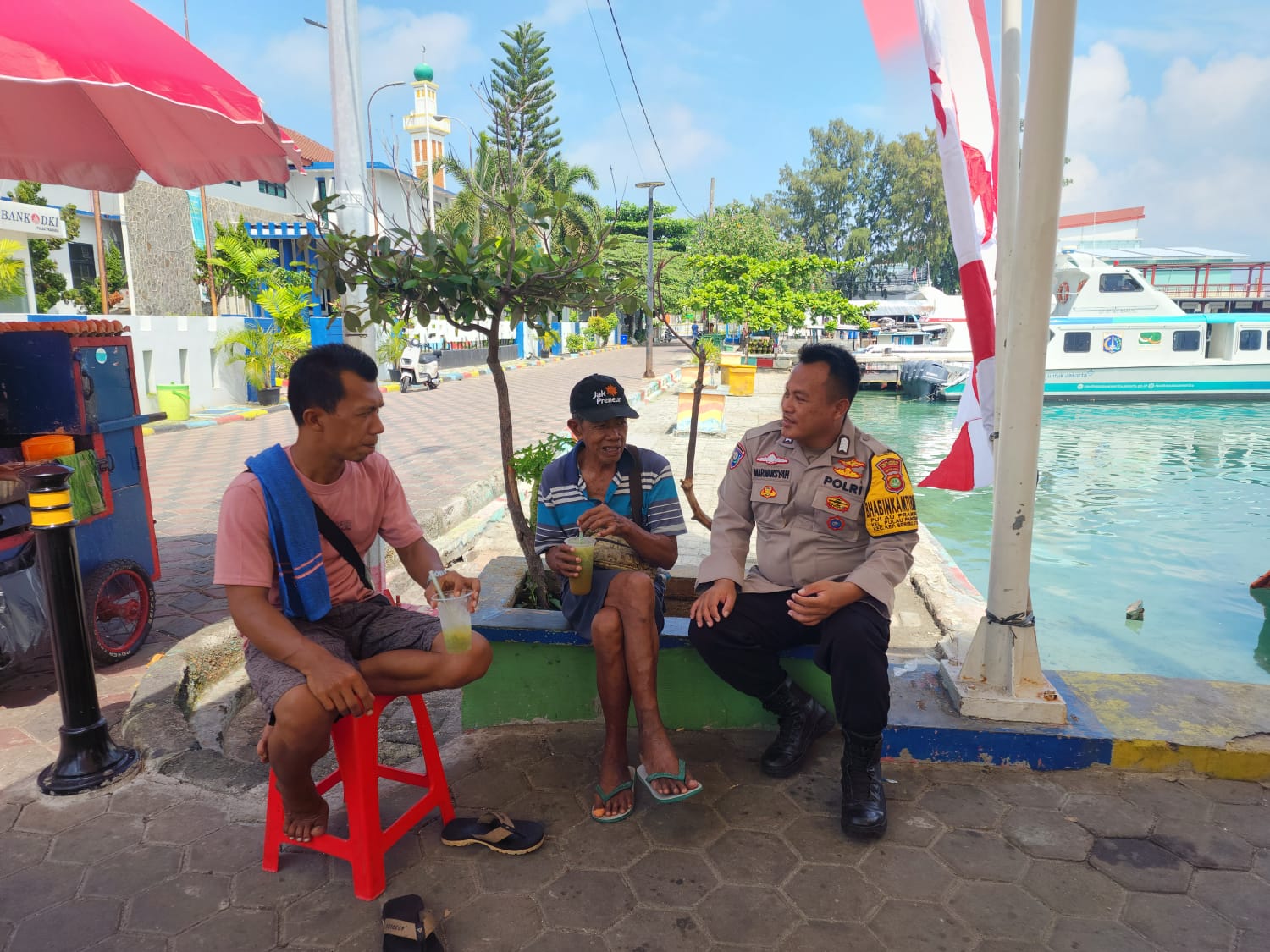 Bhabinkamtibmas Pulau Pramuka Sosialisasikan Bahaya Judi Online saat Sambang Warga