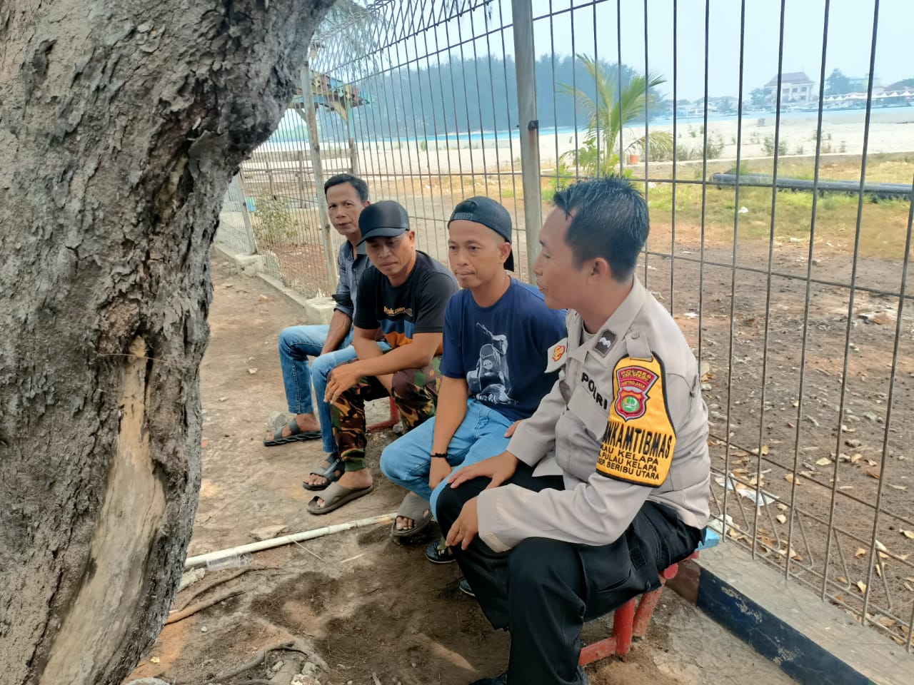 Bhabinkamtibmas Pulau Kelapa Jalin Silaturahmi dan Berikan Himbauan Kamtibmas kepada Warga