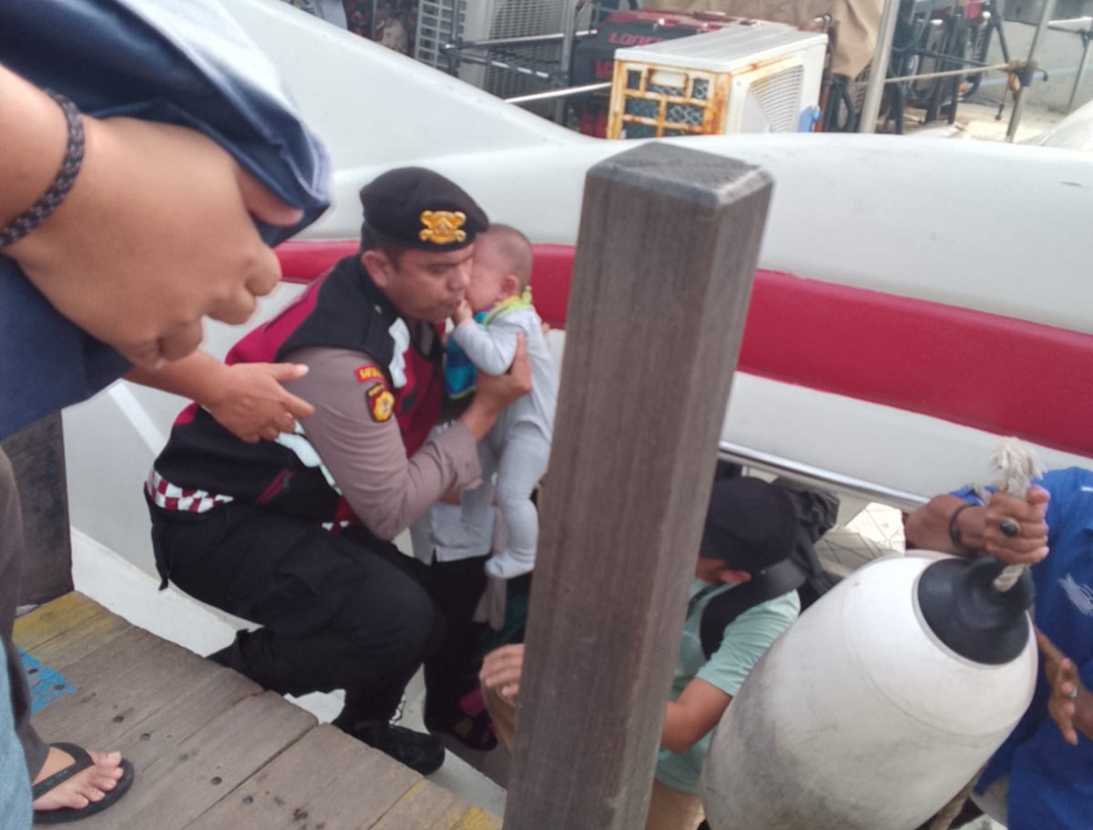 Pelayanan Humanis Polres Kepulauan Seribu di Dermaga 16 Marina Ancol: Bantu Penumpang Turun dari Kapal