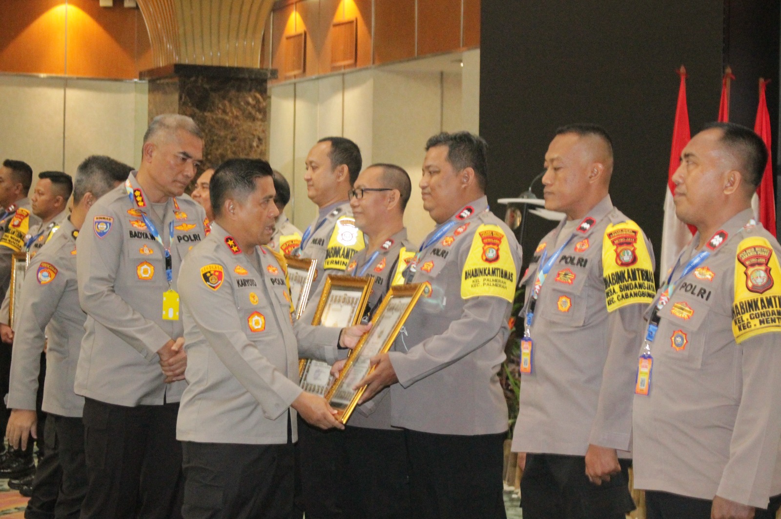 Kapolda Metro Jaya Beri Penghargaan kepada Bhabinkamtibmas Palmerah atas Program RW 11 Kampung Beriman