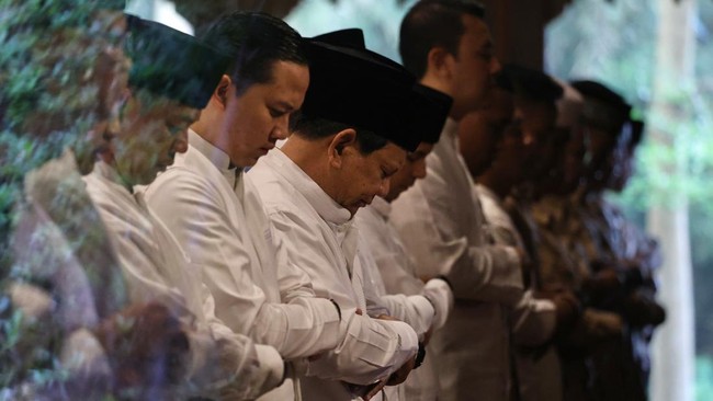 Prabowo Salat Idul Adha di Masjid Nurul Wathan Hambalang