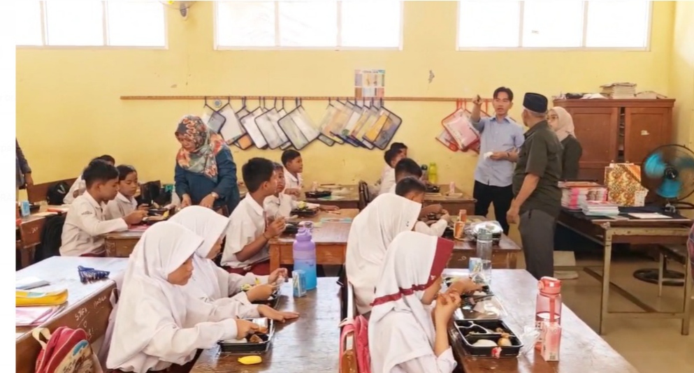 Gibran Uji Coba Makan Gratis Rp14.900 di SD Sentul