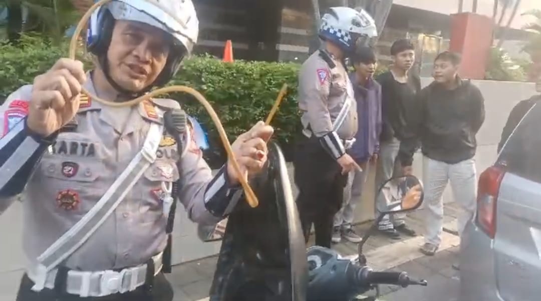 Polisi Jakarta Barat Bantu Pengemudi Mogok dengan Bensin dari Kendaraan Dinas