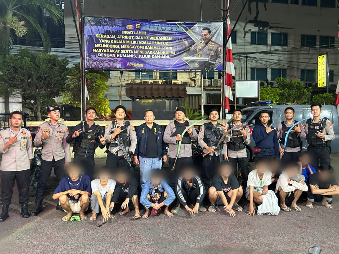 Tim Patroli perintis Presisi Polres Metro Jakarta Barat Gagalkan Aksi Tawuran di Mangga Dua Raya, 10 Remaja berikut Sajam Diamankan