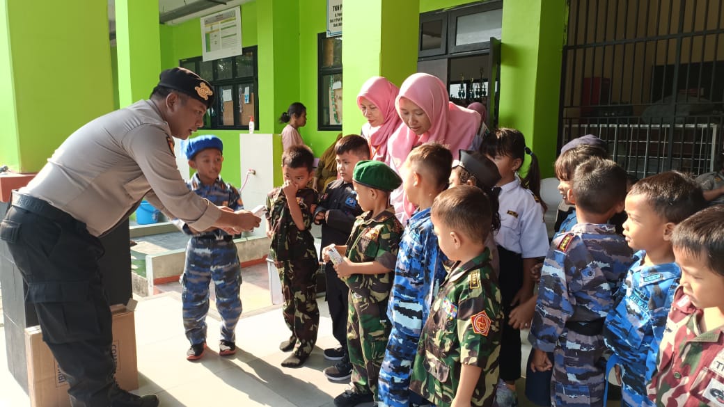 Polsubsektor Pulau Pari Aipda Hendra Kristianda Sambangi TK 1 Atap dalam Rangka Hari Anak Nasional 2024
