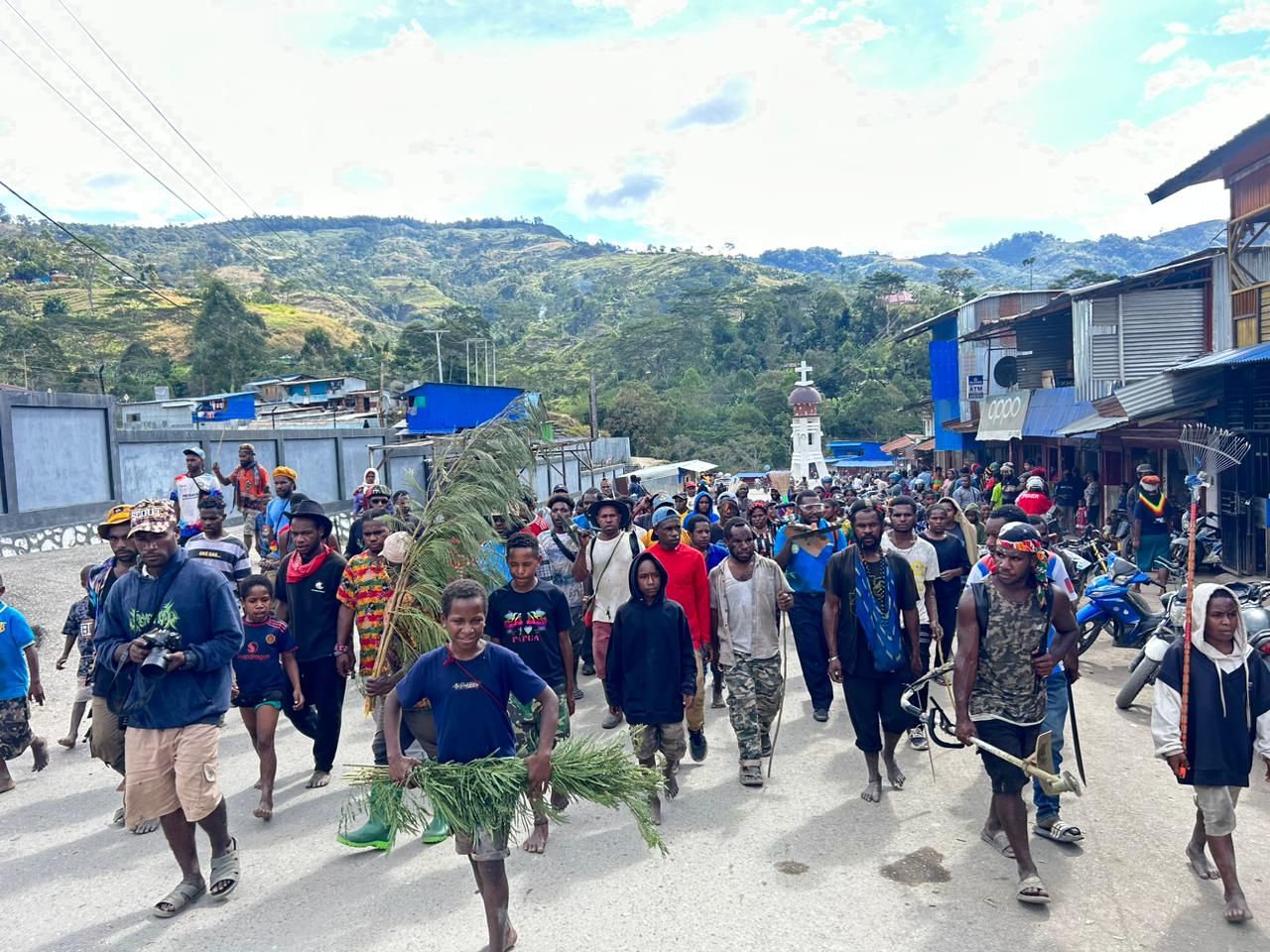 Kepala Dinas Lingkungan Hidup Tolikara Gerakkan Pemuda-Pemudi Bersihkan Tolikara