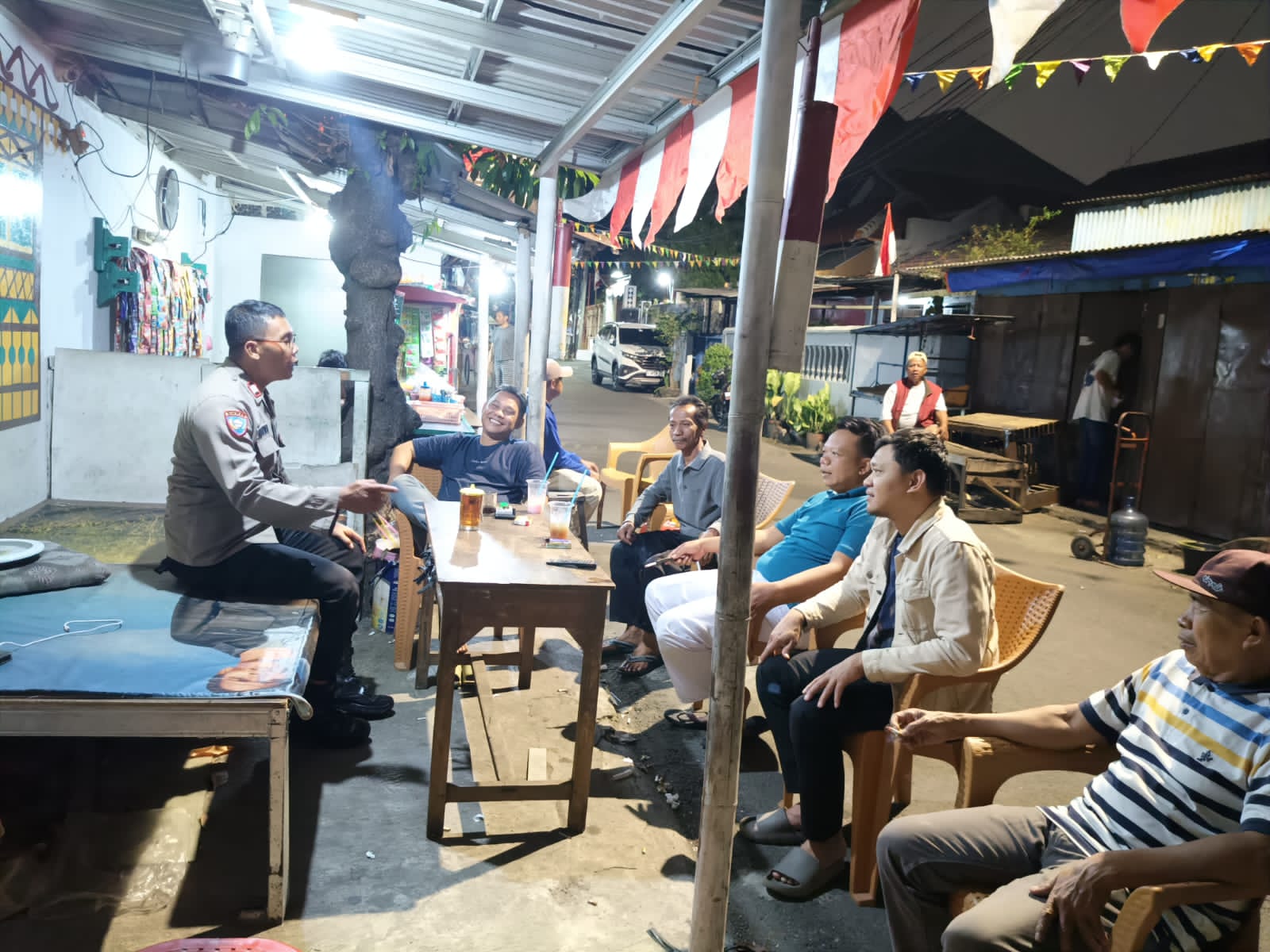 Rembug Warga, Bhabinkamtibmas Kedoya Selatan dan Warga RW.03 Bersinergi Jaga Keamanan