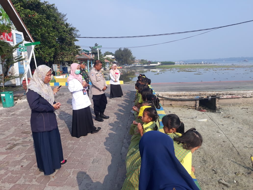 Bhabinkamtibmas dan Babinsa Pulau Harapan Kenalkan Profesi Polri dan TNI kepada Anak-anak TK Negeri Pulau Harapan 01