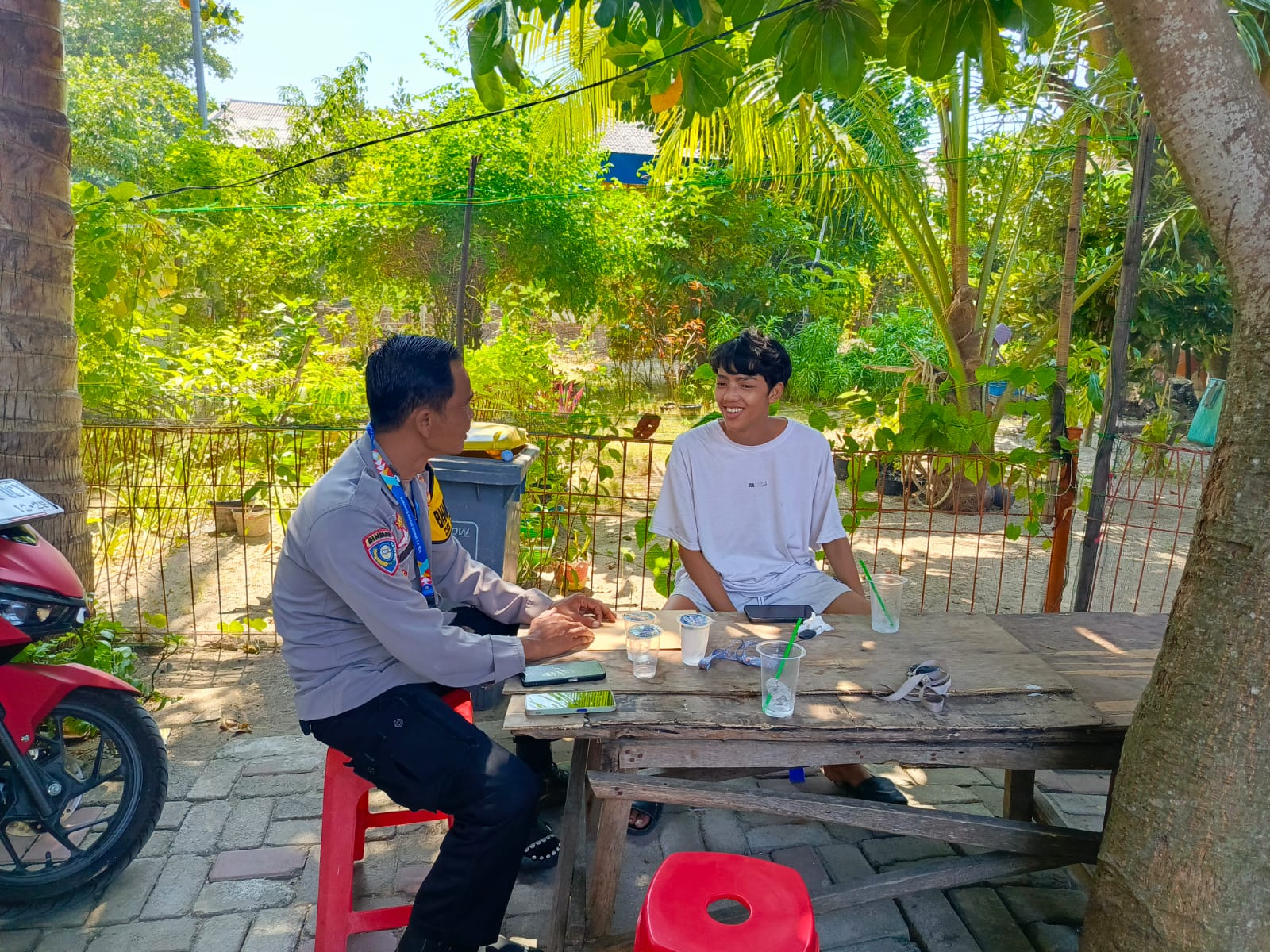 Bhabinkamtibmas Pulau Panggang Aipda Suhendi Sosialisasikan Call Center 110 dan Himbau Warga Jauhi Judi Online