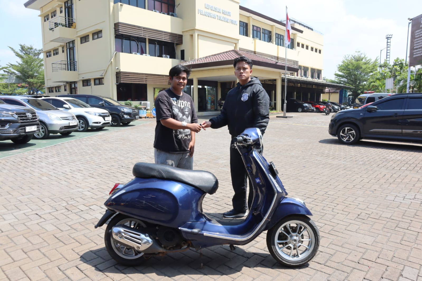 Satreskrim Polres Pelabuhan Tanjung Priok menyerahkan Sepeda Motor kepada Pemilik.
