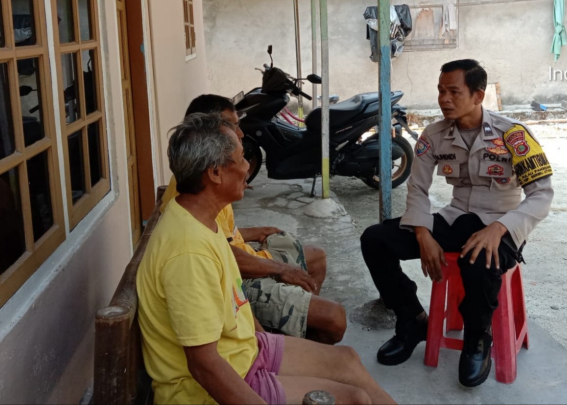 Bhabinkamtibmas Pulau Panggang Aipda Suhendi Sambangi Warga, Ajak Jaga Kamtibmas Selama Pilkada 2024