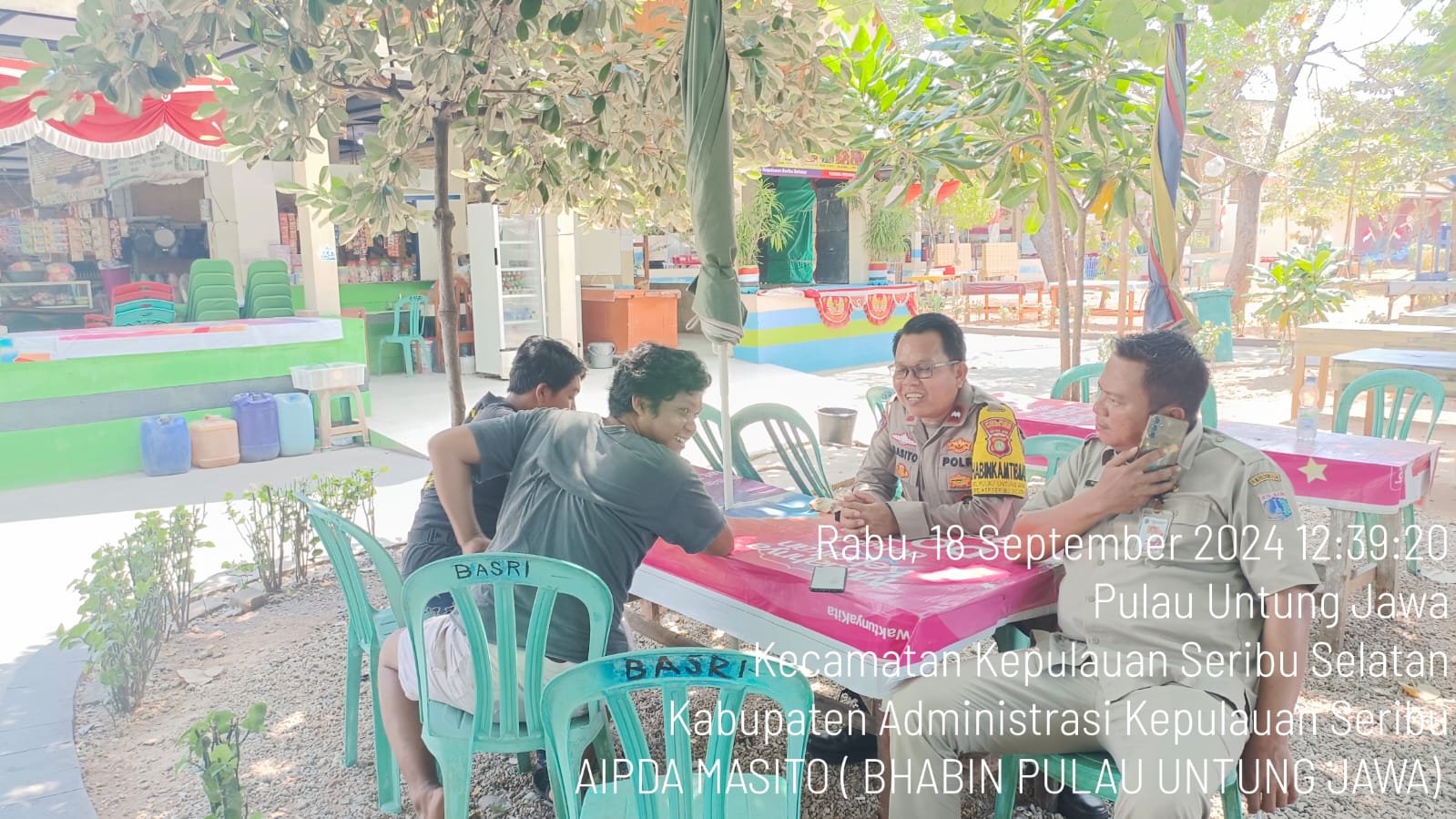 Bhabinkamtibmas Pulau Untung Jawa Aipda Masito Jalin Silaturahmi dengan Warga, Ajak Bersama Jaga Kamtibmas Selama Pilkada 2024