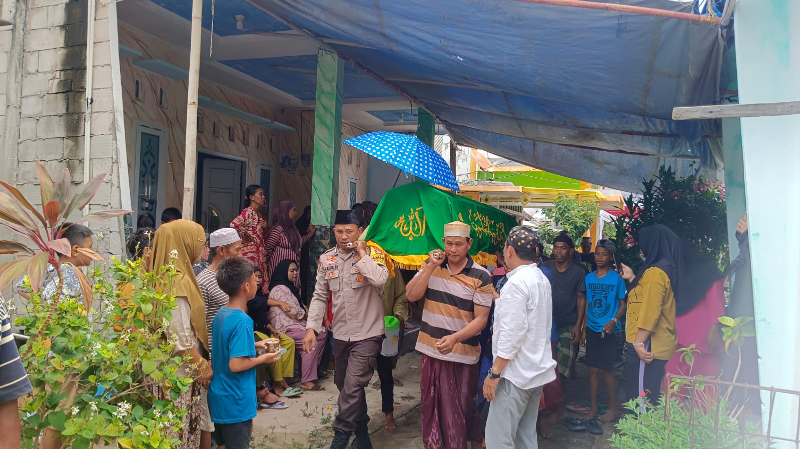 Bhabinkamtibmas Pulau Sabira Tunjukkan Sikap Polisi Baik dengan Membantu Proses Pemakaman Warga