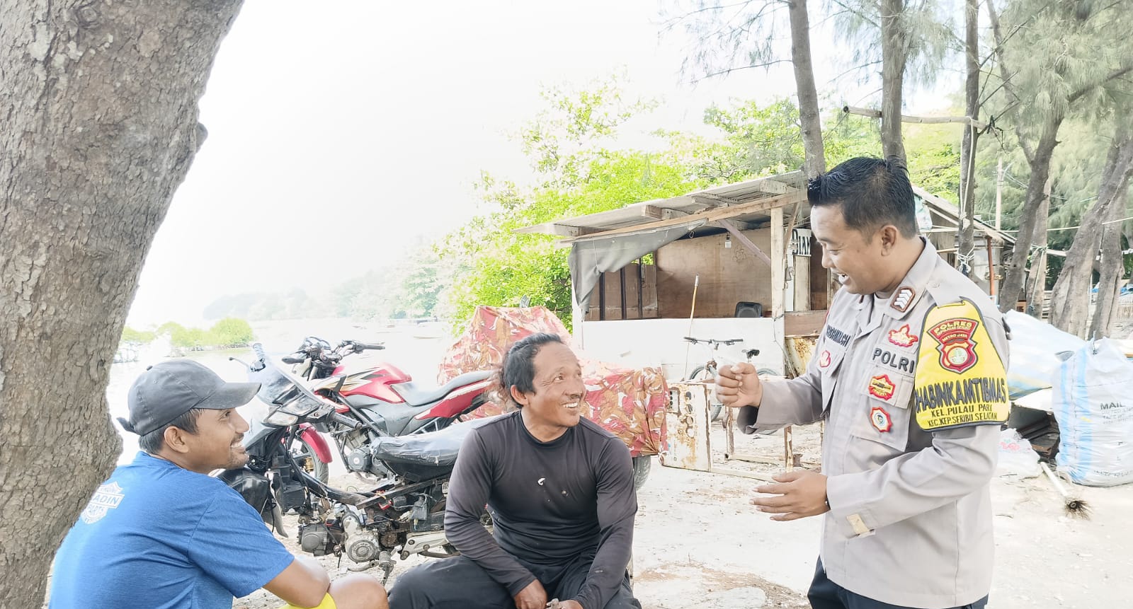 Bhabinkamtibmas Pulau Pari Sambangi Warga, Ajak Bersama Jaga Kamtibmas Jelang Pilkada 2024