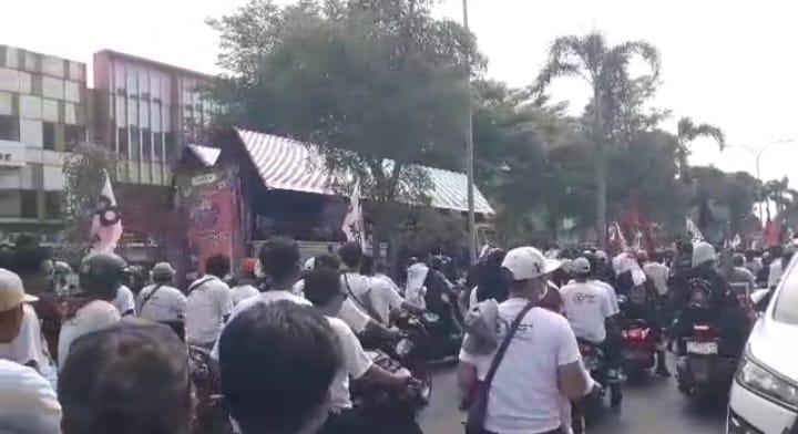 Massa Pendukung Aep-Maslani Padati Jalan-Jalan di Karawang di Kampanye Akbar