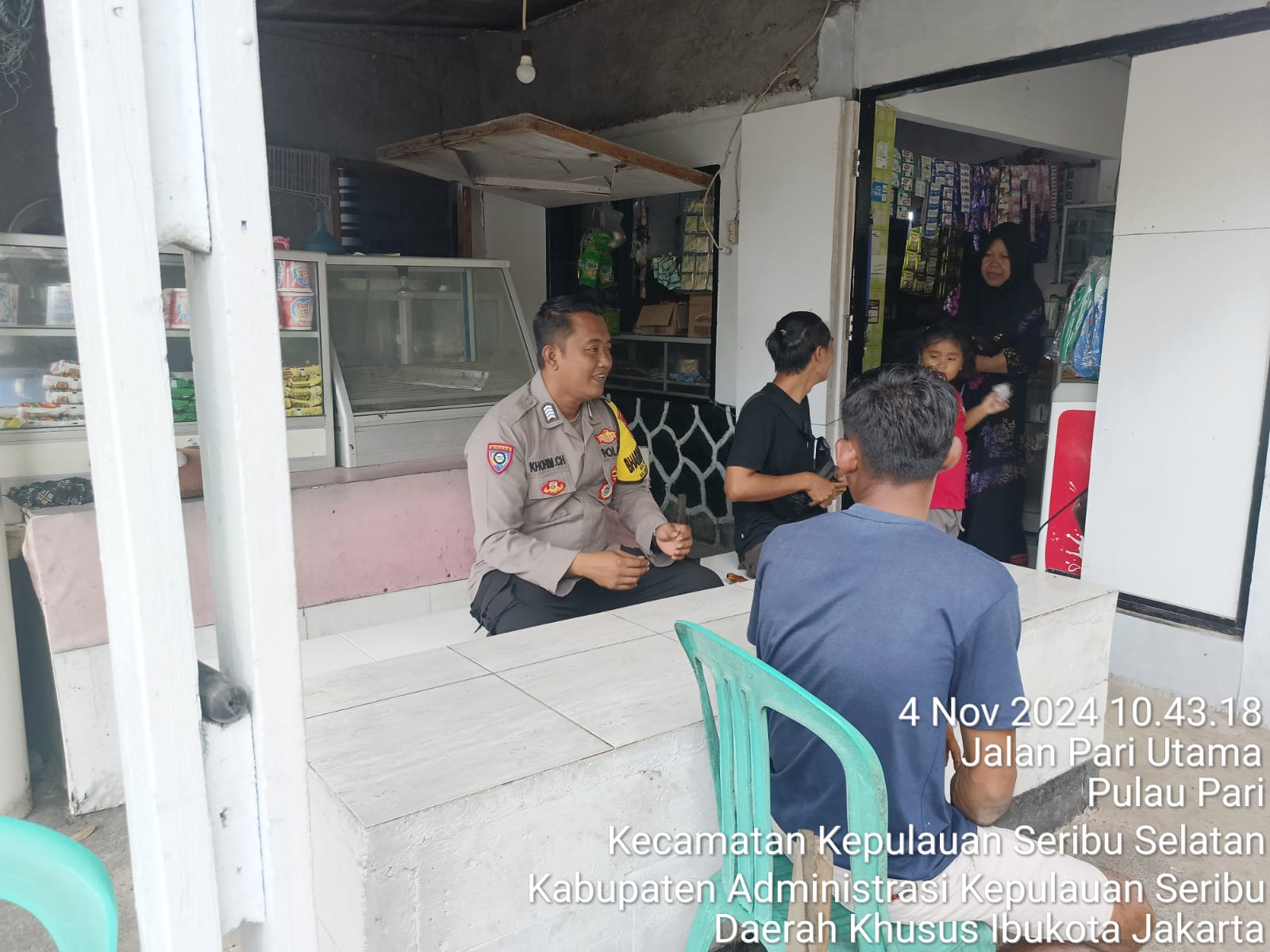 Bhabinkamtibmas Pulau Pari Sosialisasikan Bahaya Judi Online kepada Warga