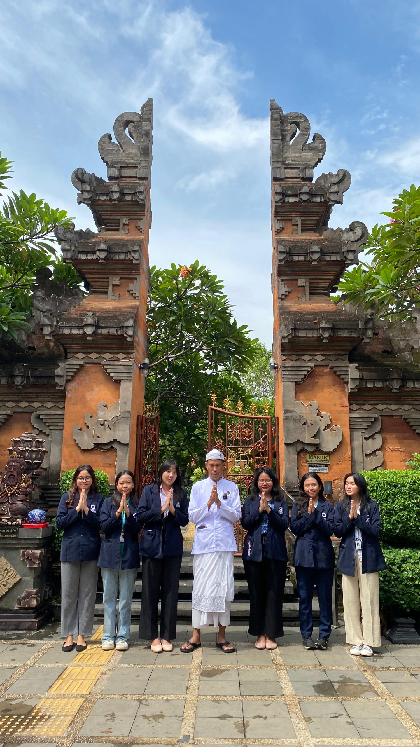 Belajar Toleransi, Mahasiswi Sekolah Tinggi Ilmu Komunikasi dan Sekretari Tarakanita Kunjungi Pura Agung Tirta Bhuana