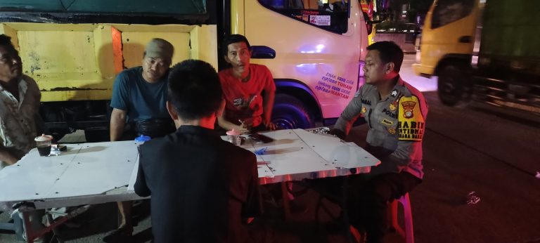 Bhabinkamtibmas Muara Angke Aiptu Setiyono Menyalurkan Makanan di Lokasi Banjir Rob