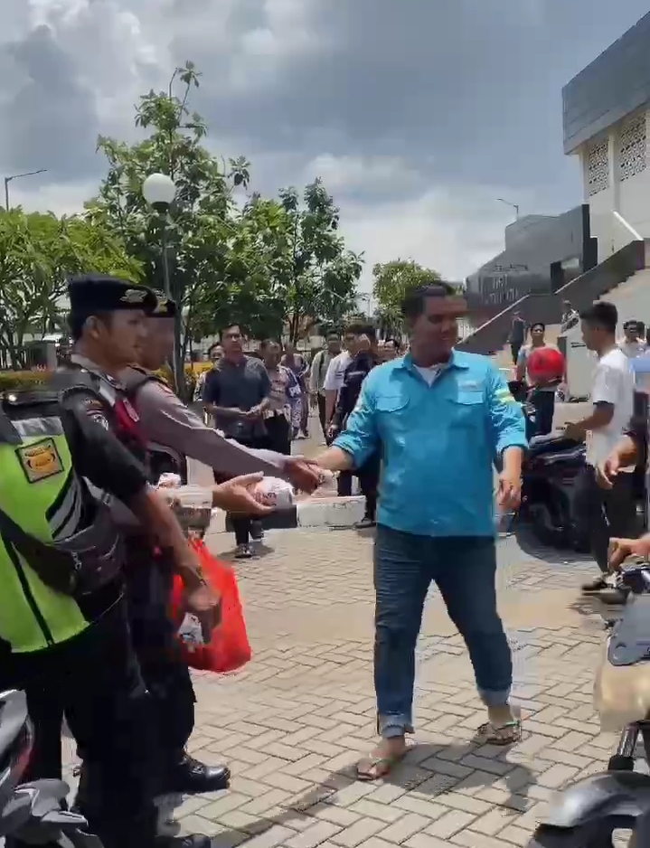 Indahnya Kebersamaan Berbagi Kebaikan, Kasatbinmas Bagikan Makanan Siap Santap