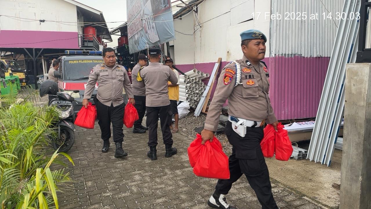 “Polri Peduli Masyarakat Bagikan Sembako di Rumah Apung Muara Angke”
