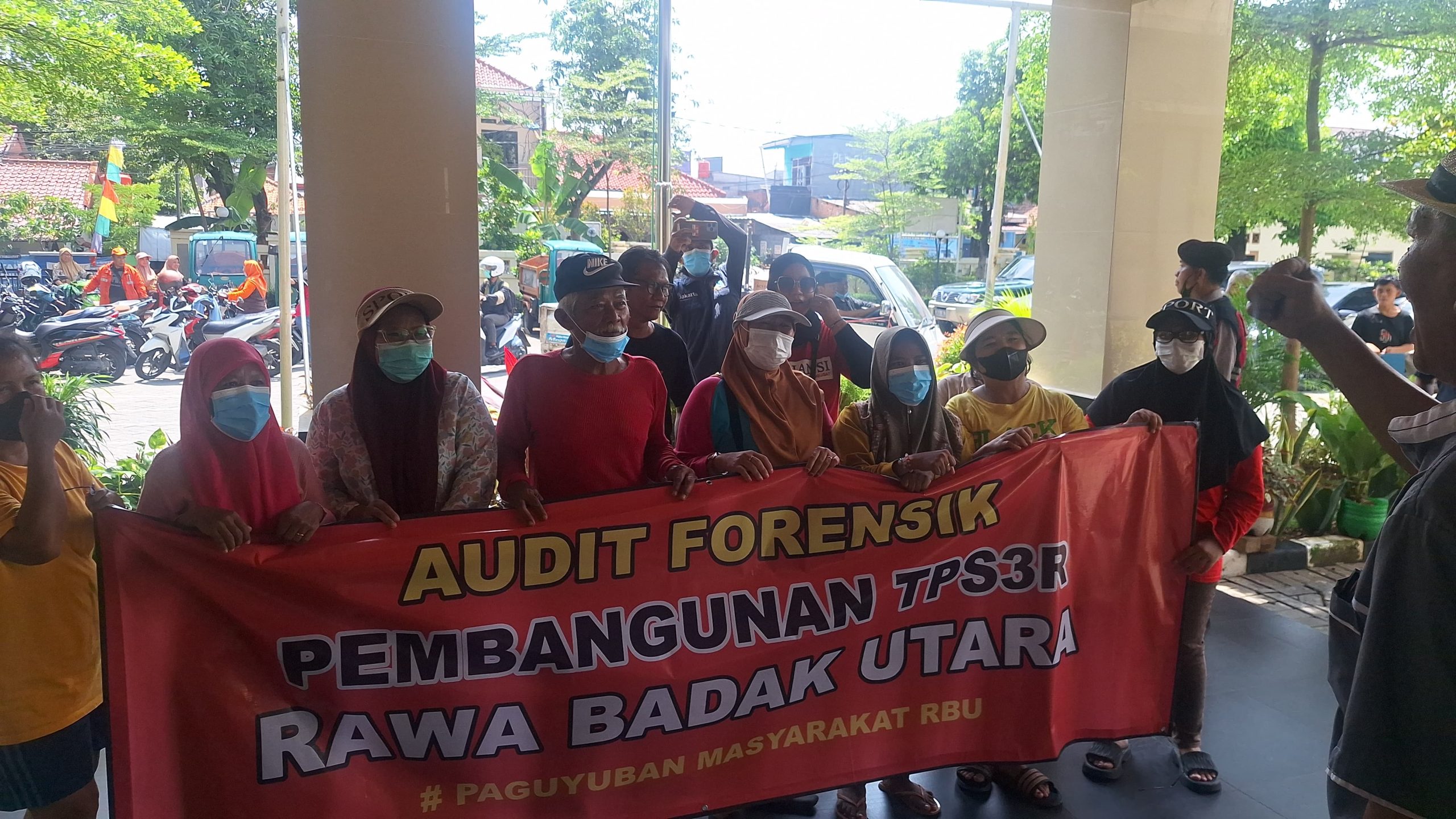 Sampah Menumpuk Warga Koja Geruduk Kantor Lurah Rawa Badak Utara