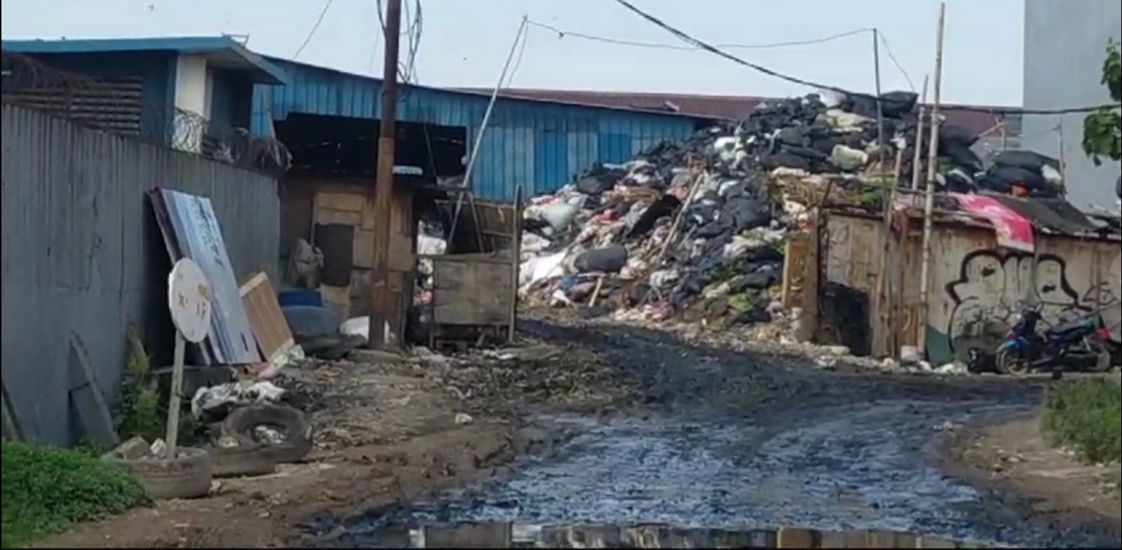 Bau Menyengat, TPS Sampah Kapuk Utara 1 Ilegal Resahkan Warga Penjaringan