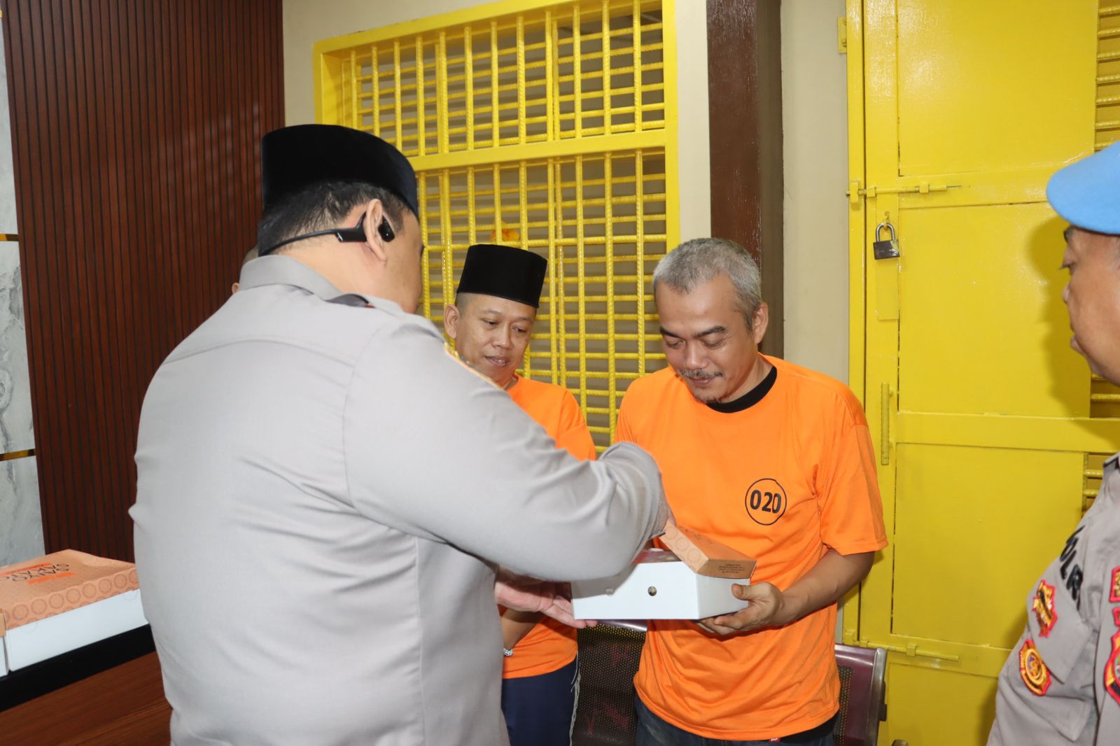 Sambangi Ruang Tahanan, Kapolres Pelabuhan Tanjung Priok, Berikan Menu Berbuka Puasa & Takjil