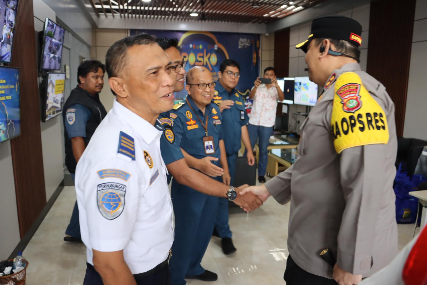 Kapolres Pelabuhan Tanjung Priok, Lakukan Pengecekan dan Berikan Bingkisan Kepada Personel Pos Pam Dan Pos Yan Mudik Lebaran