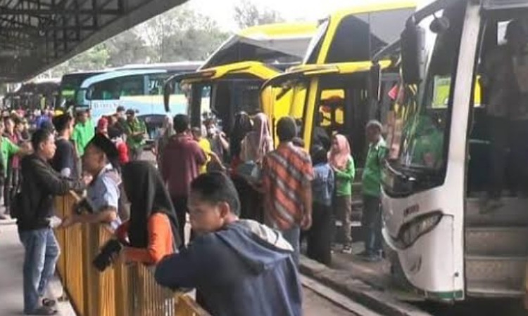 Ratusan Warga Yang Kesulitan Ongkos Mudik Lebaran Disediakan Bus Gratis Oleh Pemkab