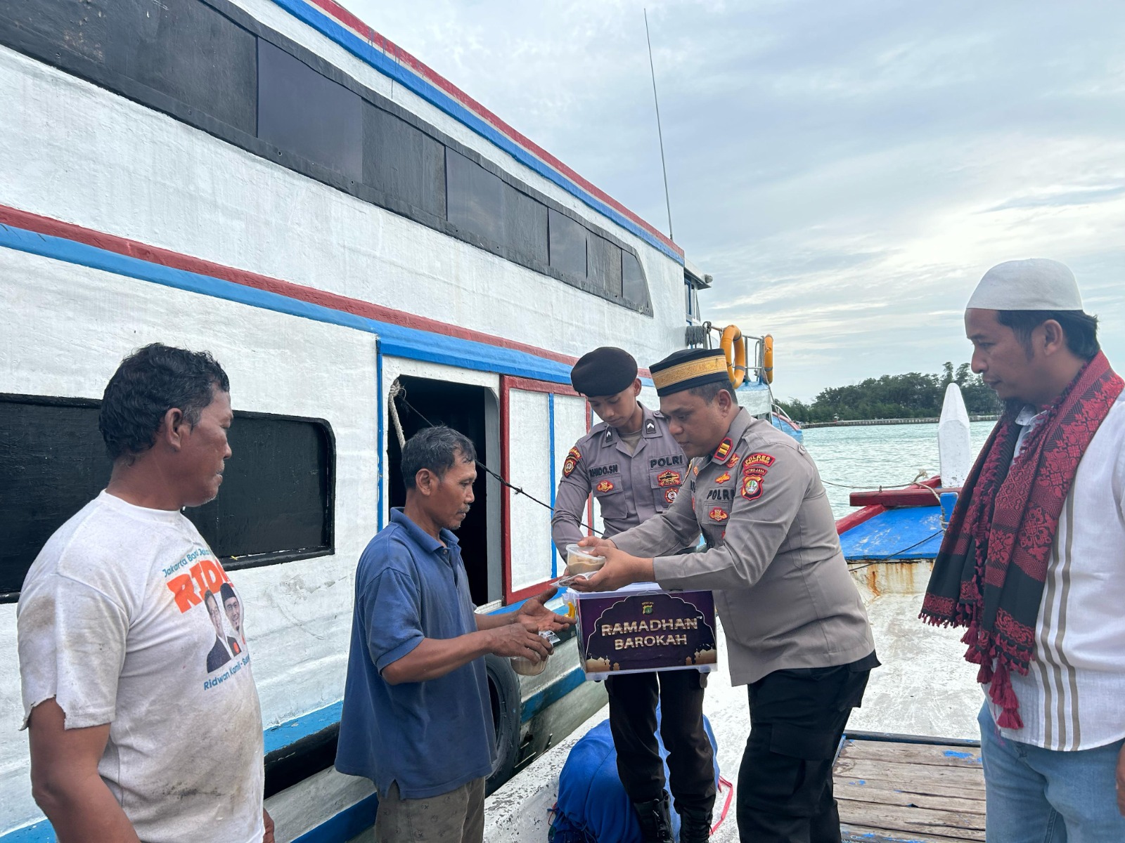 Polsek Kepulauan Seribu Utara Bagikan Takjil kepada Nelayan di Pulau Kelapa, Sampaikan Imbauan Kamtibmas