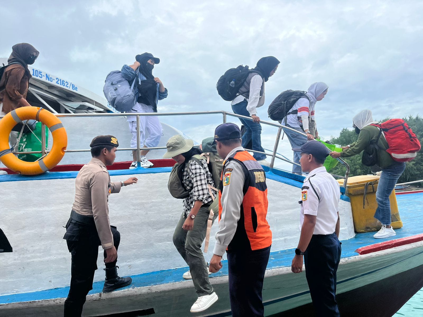 Anggota Polsek Kepulauan Seribu Utara Bantu Penumpang dan Perketat Pengamanan di Dermaga Pulau Harapan